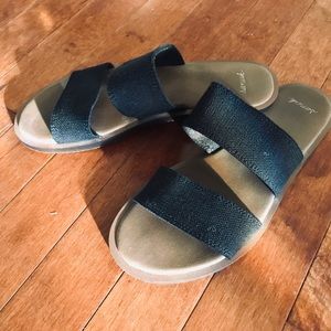 Sanuk black strappy sandals size 6